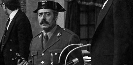 Antonio Tejero, pistola en mano durante el asalto al Congreso, el 23 de febrero de 1981