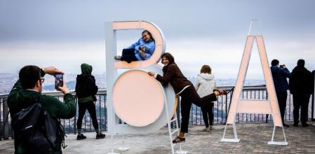 Algunas de las primeras fotografías tomadas con las letras instaladas en el mirador del Tibidabo