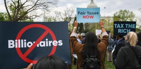 Una protestaen el Capitolio pidiendo más impuestos paralos más ricos
