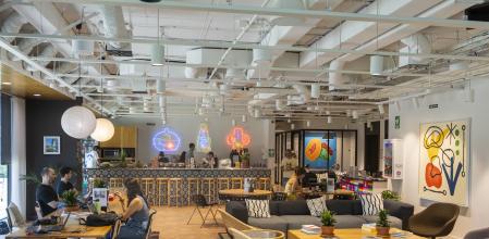 Un centre d’oficines compartides on treballen professionals digitals a Barcelona