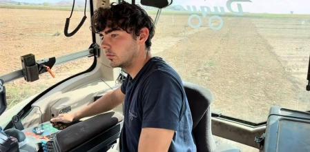 Con 27 años, Javier Duque disfruta de su trabajo mientras tiene la esperanza de que cada vez más jóvenes se animen a seguir sus pasos 