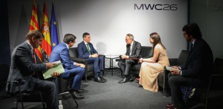 Pedro Sánchez, presidente del Gobierno, y Óscar López, ministro para la Transformación Digital, en reunión con David Zapolsky, director global de asuntos legales y corporativos de Amazon