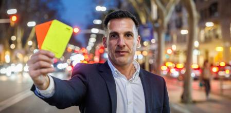 Entrevista al exárbitro catalán Xavier Estrada Fernández, que publica un libro