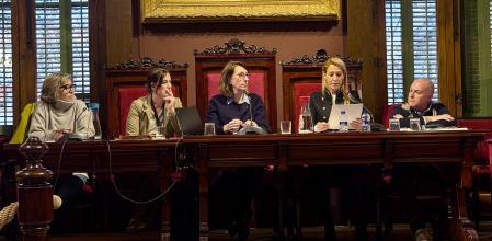 Maria Eugènia Gay interviene, este lunes, en el pleno extraordinario de Sarrià-Sant Gervasi. A su derecha, la presiidenta del distrito, la concejala Tion Lailla