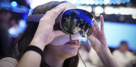 BARCELONA, 02/03/2026.- Un mujer prueba las Galaxy XR en el stand de Samsung durante la jornada inaugural de la vigésima edición del Mobile World Congress (MWC) en Barcelona, que comienza este lunes con la expectativa de que más de 100.000 visitantes pasen por el congreso, el principal evento mundial sobre tecnología ligada a la conectividad, en el que se congregan más de 2.900 expositores. EFE/Enric Fontcuberta