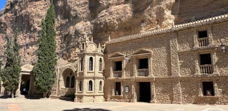 El misterioso santuario excavado en roca a orillas del río Segura que parece Petra y está a tan solo una hora de Murcia