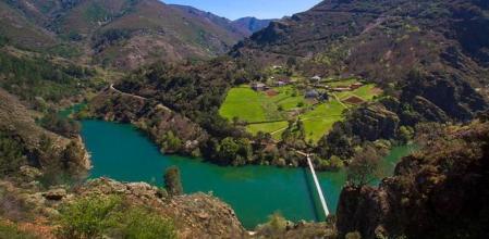 Así es la peculiar aldea de Asturias a la que solo se puede acceder desde Galicia por un puente colgante de 80 metros de largo