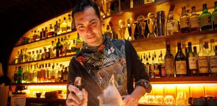 Giacomo Gianotti fotografiado esta semana mientras prepara uno de los cócteles que sirve en Paradiso