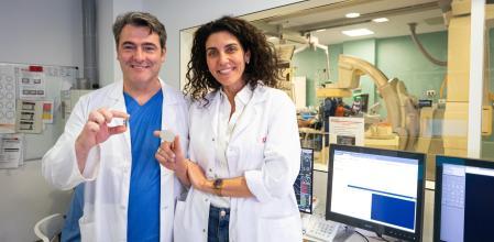 El cirujano Stefano Congiu, con un 'minimarcapasos', y la cardióloga Georgia Sarquella-Brugada, con un aparato convencional 