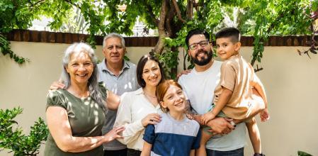 Foto de recurso de una familia en un patio trasero.
