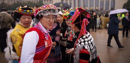 Delegadas de minorías étnicas a las puertas del Gran Palacio del Pueblo, en Pekín, este miércoles, en la apertura de la Conferencia Consultiva Política del Pueblo Chino. Este jueves abre sesión la Asamblea Nacional Popular&nbsp;