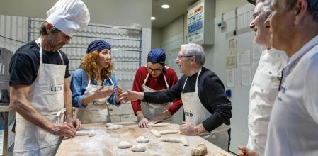 Santi Millán, Betsy Turner, Lloll Bertran y Joan Pera con los maestros panaderos Albert Iglésias y Xavier Barriga 
