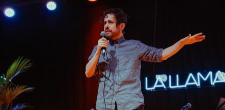 Kike García, codirector de 'La Llama Fest' y del diario satírico 'El Mundo Today', durante su participación en la edición del pasado 2025