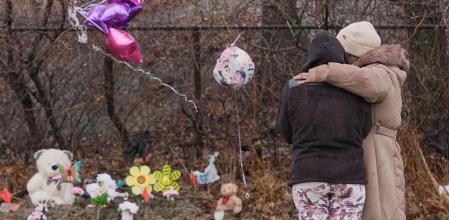 Nichelle Wilson, la abuela de las menores asesinadas, junto a una amiga en el lugar donde se homenajea a sus nietas.