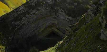 La misteriosa cueva en forma de arco de 40 millones de años en el Pirineo navarro que guarda una leyenda mitológica