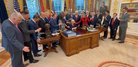 Imagen de la plegaria de ayer en el despacho de Trump en la Casa Blanca&nbsp;