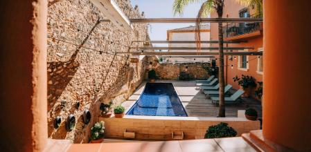 Los espacios exteriores e interiores del hotel invitan a ese ritmo pausado que define la filosofía del ‘slow travel’, rincones pensados para desconectar, a pocos minutos de la playa de Altafulla 