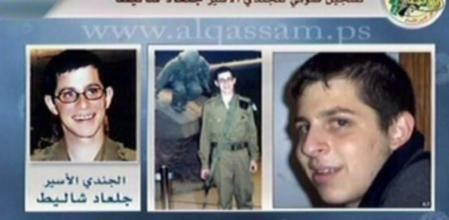 Una imagen de la televisón de Hamas muestra fotografías del soldado Gilad Shalit durante la emisión del mensaje de audio