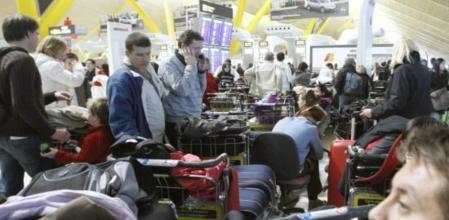 Miles de pasajeros siguen esperando en el aeropuerto de Barajas, que opera hoy solo en dos de sus cuatro pistas