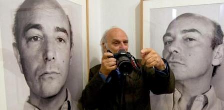 Carlos Saura junto a dos de las fotos de su hermano, el pintor Antonio Saura
