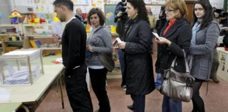 Ciudadanos gallegos dispuestos a depositar su voto en la urna de un colegio electoral de la parroquia de Esclavitud, perteneciente al término municipal de Padrón