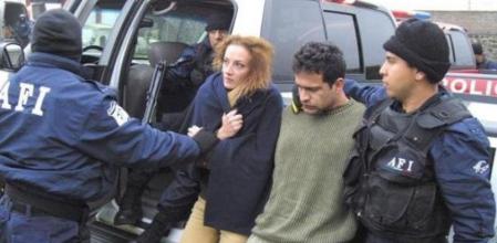 Florence junto a Israel Vallarta Cisneros en el momento en el que son custodiados por la Agencia Federal de Investigaciones (AFI) en Cuernavaca (México), después que los efectivos irrumpieran en el rancho donde mantenían secuestradas a varias personas en 09/12/2005