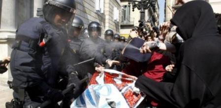 Estudiantes antiBolonia se enfrentan a los Mossos durante la manifestación en marzo de 2009