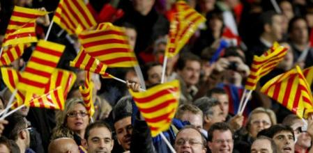 Aficionados barcelonistas ondean banderas catalanas en el partido de cuartos de final de la Liga de Campeones que ha enfrentado al Barça al Bayern de Munich en el Camp Nou