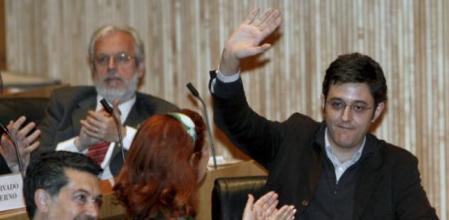 El diputado socialista por Vizcaya Eduardo Madina (der) saluda tras el anuncio del presidente del Gobierno, José Luis Rodríguez Zapatero, en la reunión del plenario del grupo parlamentario socialista, que será el sustituto de Ramón Jáuregui como secretario general del grupo parlamentario socialista en el Congreso