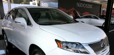 Aunque tiene aspecto de todocamino, el Lexus RX 450H cumple más bien la función de gran berlina de lujo y representación