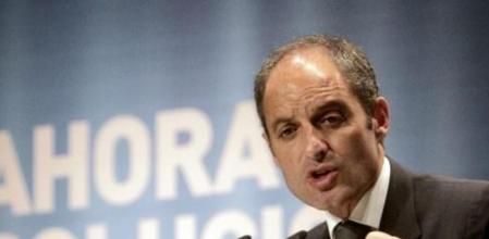 El presidente de la Generalitat Valenciana, Francisco Camps, se dirige a los asistentes al acto político del partido celebrado en el Palau de la Música de Valencia