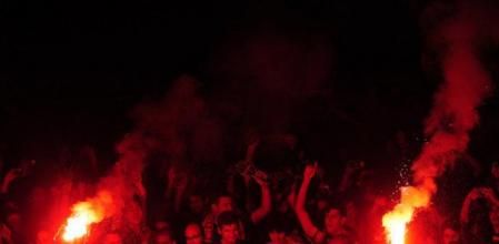 Los aficionados del FC. Barcelona encienden bengalas para celebrar el título de Liga conseguido