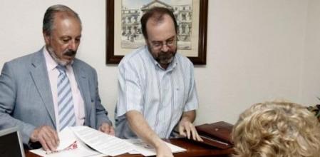 El presidente de COPYME, Salvador Bellido Macias (izquierda), junto el presidente de la Asociación de Usuarios de Internet, Miguel Pérez Subías, en nombre de la Plataforma Todoscontraelcanon.es, presentan en el registro en el Congreso de los Diputados una petición para que se debata otra propuesta sobre el canon a la copia privada
