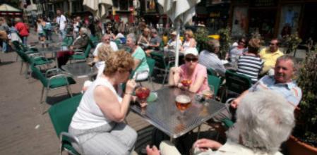 Imagen de archivo de una de las muchas terrazas que se alienean en la Rambla. La cerveza y la sangría son los productos estrella, pensados para los turistas