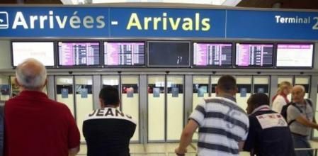 Imagen de la zona de 'llegadas' en el aeropuerto parisino de Charles de Gaulle, tras el anuncio de la desaparición de un avión con 228 personas a bordo cuando sobrevolaba el Atlántico