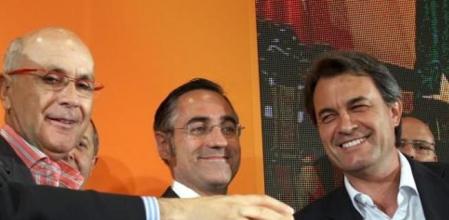 El candidato a Europa por Convergència i Unió Ramon Tremosa (c), acompañado del líder del CIU Artur Mas y del secretario general del partido Josep Antoni Duran i Lleida (i), contentos durante la valoración de los resultados de los comicios europeos celebrados hoy