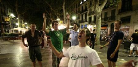 La Rambla sufre a diario el impacto de miles de turistas, muchos de ellos poco respetuosos con un entorno que forma parte de la historia