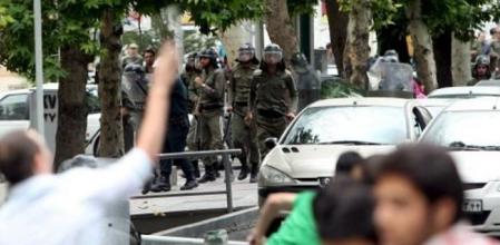 Varios iraníes durante los conflictos que han mantenido con la policía en las calles del norte de Teherán (Irán)