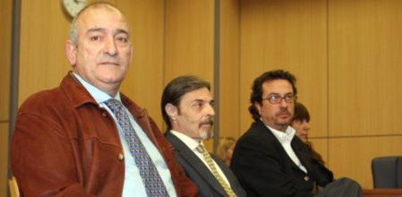 Junio. Día 11. Dura condena al juicio paralelo del caso Alcàsser en Canal 9. En la imagen Fernando García, padre de una de las niñas, Ignacio Blanco y Ferran Pérez, imputados por injurias, durante el juicio en Valencia en febrero de 2009