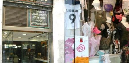 El número 101 de Las Ramblas de Barcelona, cuando era una peletería (izquierda) y tras reconvertirse en tienda de souvenirs en 2009