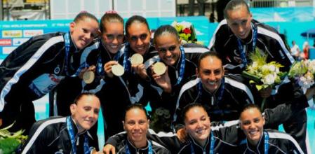 El equipo español de sincronizada posa tras conseguir la medalla de oro en los Mundiales de Natación de Roma