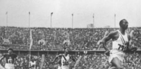 Owens cruza la meta en la final de 100 metros en Berlin'36