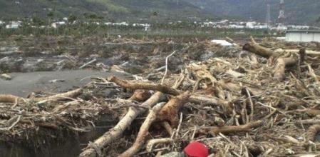 Un soldado taiwanés registra la zona en la que permanece sepultada una aldea a causa del tifón Morakot