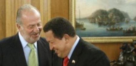 El rey Juan Carlos bromea con el presidente venezolano, Hugo Chávez, a quien recibió en el Palacio de la Zarzuela