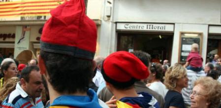 Vecinos de Arenys viven la jornada de la consulta soberanista en las calles del centrod e la localidad (ACN)