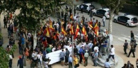 Unos 50 falangistas se han manifestado contra la consulta en Arenys de Munt (ACN)