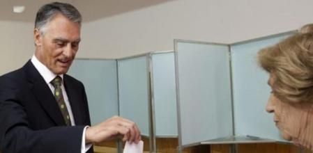 El presidente portugués, Anibal Cavaco Silva, ejerce su derecho al voto en un colegio electoral de Lisboa
