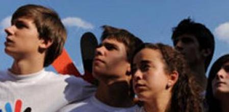 Un grupo de jóvenes congregadoos en la plaza de Oriente de Madrid durante el anuncio del COI en el que ha designado a la ciudad brasileña de Rio de Janeiro como sede de los Juegos Olímpicos de 2016