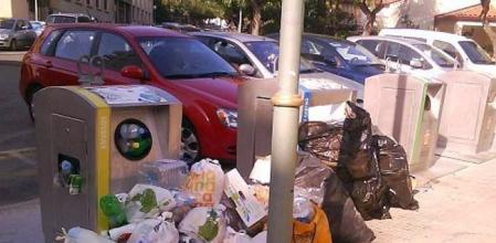 La basura que se acumula fuera de los contenedores complica el control de plagas, especialmente en los meses de verano
