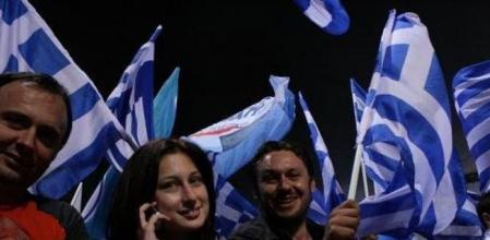 Seguidores de la Nueva Democracia en la Plaza Aristoteles de Tesalónica